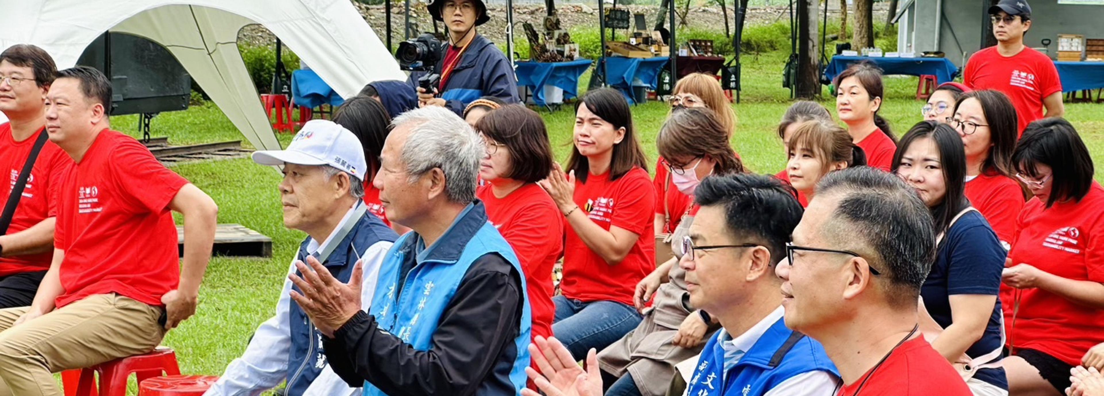 副處長及來賓共同欣賞2024微冊角落成果紀錄片